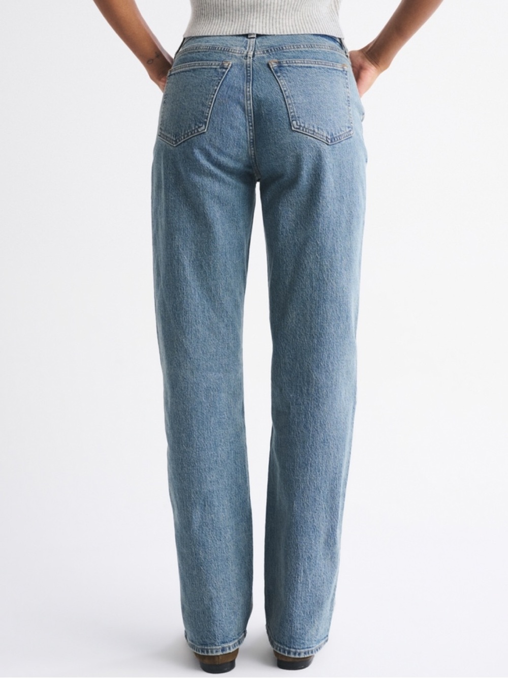 Abercrombie | Curve Love The 90’s Relaxed Jean High-Rise | Size: 28 |Medium Wash - Picture 7 of 7